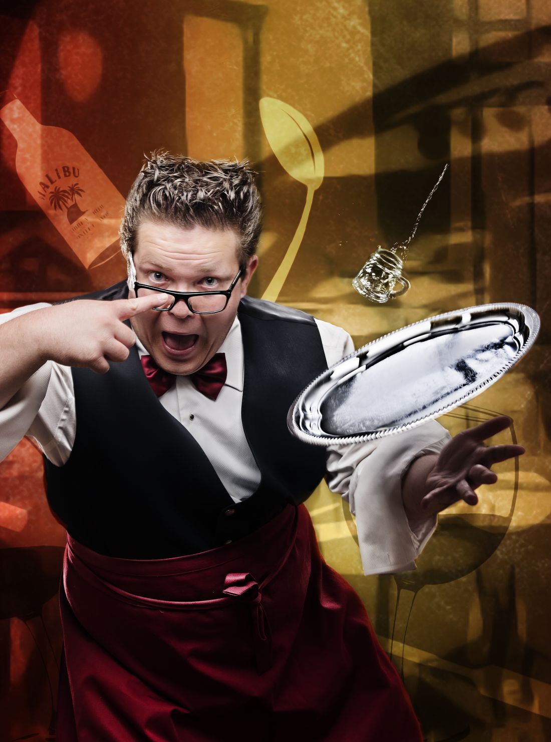 Showkellner Andre DejaVú mit Tablett und schwebendem Glas