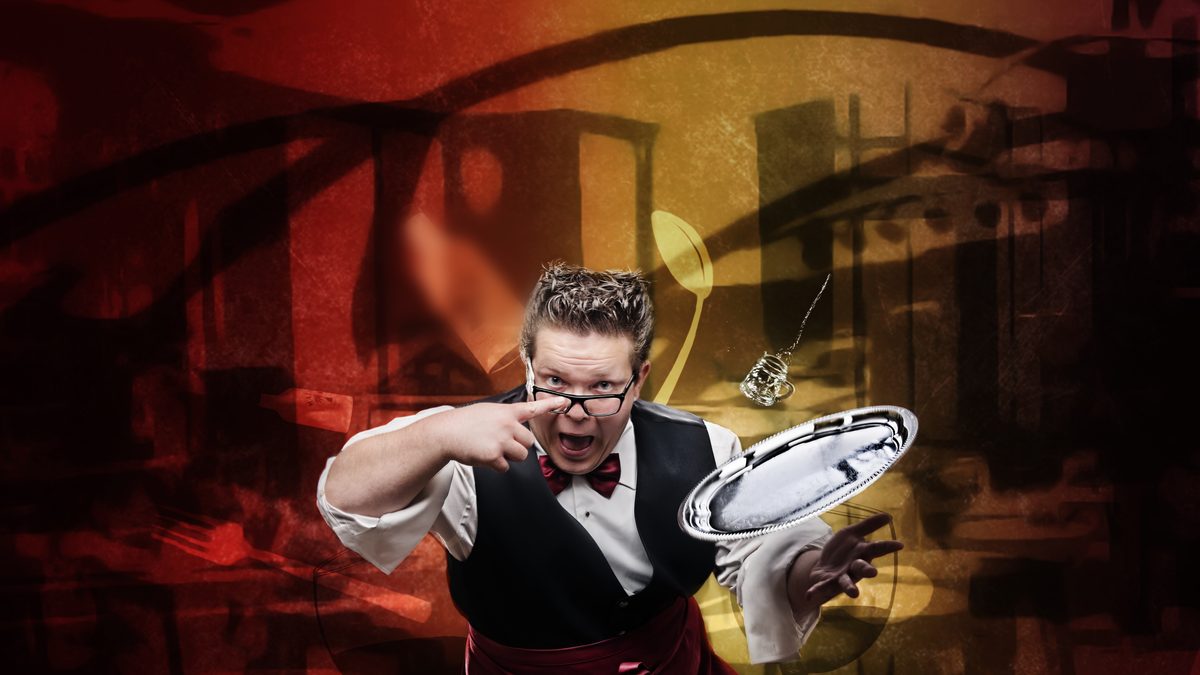Showkellner Andre DejaVú im warmen Licht eines Varieté-Saals