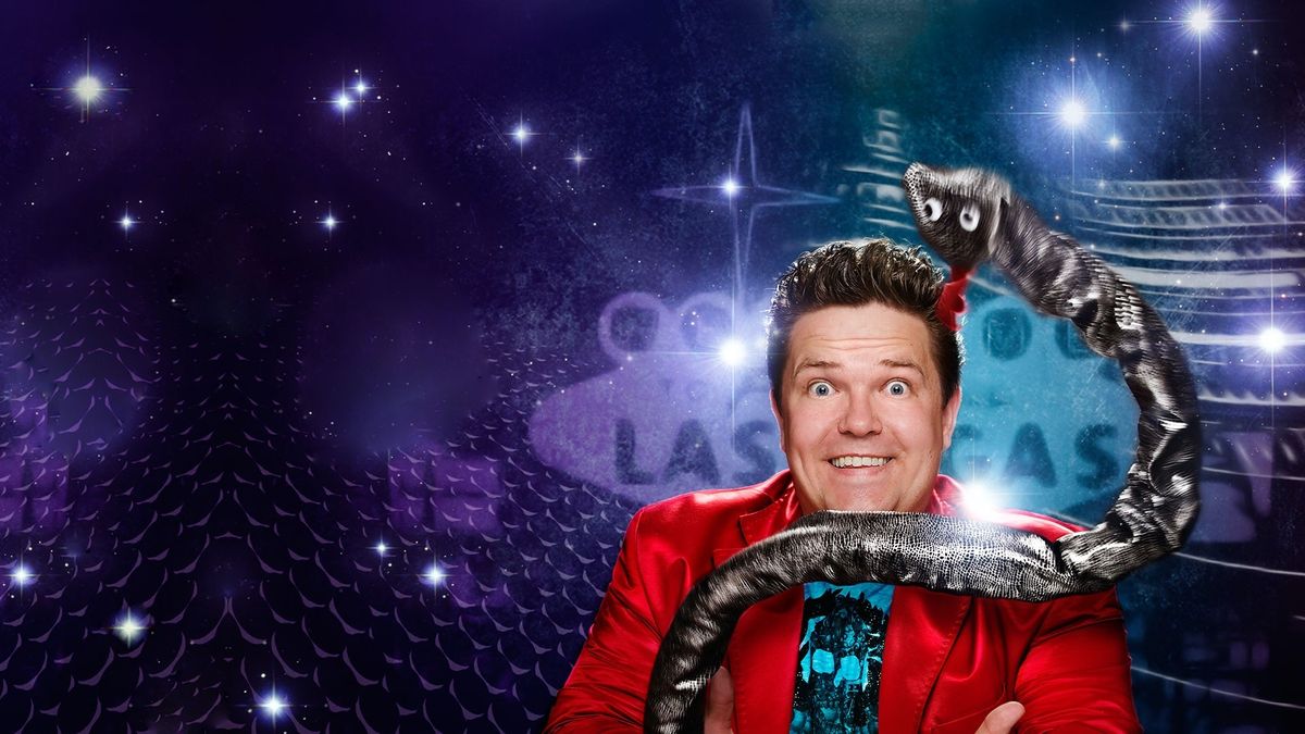 Sascha Lange im roten Sakko mit Showrequisite vor Las-Vegas-Kulisse
