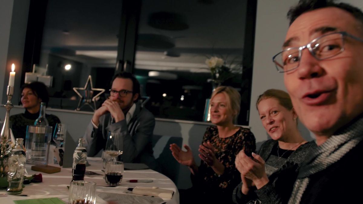 Applaudierende Gäste bei einer Dinnershow von Sascha Lange