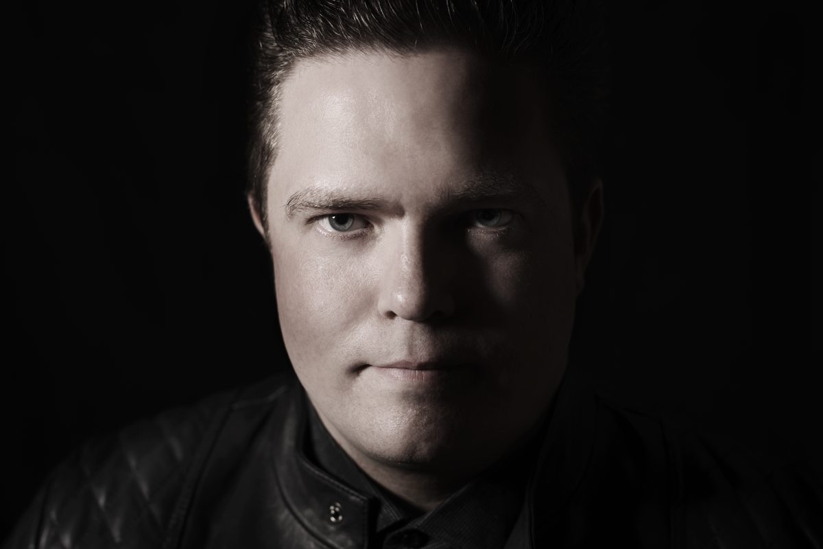 Studioporträt von Sascha Lange im Halbschatten